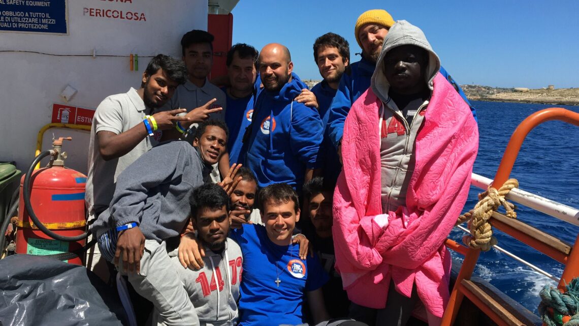 Don Mattia Ferrari, prêtre italien menacé pour son engagement en faveur des immigrés.