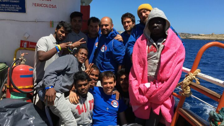 Don Mattia Ferrari, prêtre italien menacé pour son engagement en faveur des immigrés.